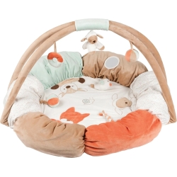 Carpet with gym pouf activity